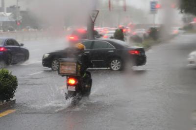 出门带伞！预计今天青岛以阵雨或雷雨为主，明天还有大雨局部暴雨