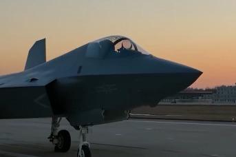 歼-35与歼-35A两款战机各有什么特点？操纵装置大不同