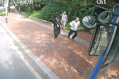 青島街頭暖心一幕：老人路邊摔倒，倆熱心人及時伸出援手