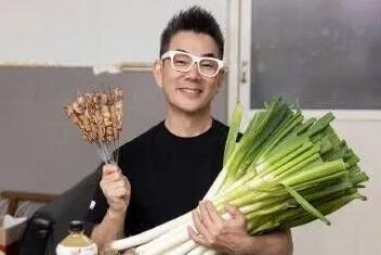 任贤齐在山东赶大集被围观：想买焖子没买到，买了面鱼、苹果，刚刚本人发文 