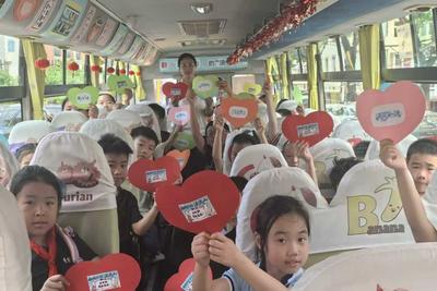 开学首日，青岛近2000辆温馨校车护航12.7万名学子顺利入学