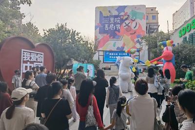 喜劇節成“流量密碼”，青島老城區周末人氣爆棚