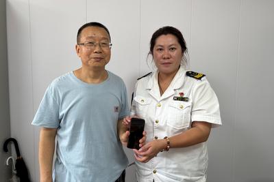 拾“机”不昧、清理路障……青岛巴士车厢里暖心事接二连三