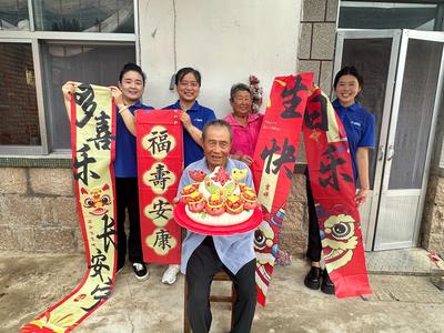 “公交閨女”暖心陪伴，失獨老人小院再響生日歌