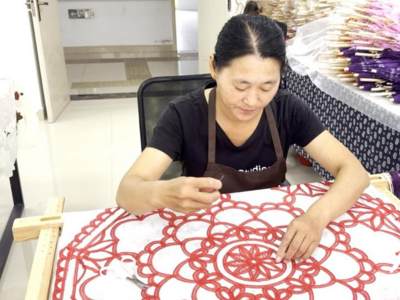 非遗传承“针”功夫 ，巧手织就“致富伞”