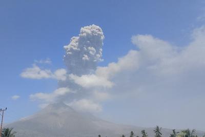 印尼勒沃托比火山噴發，火山灰柱達2500米