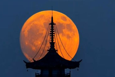 中秋节可赏“超级月亮”，最圆时刻为→