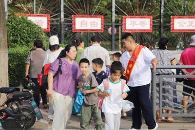志愿者上岗、驾驶员礼让……青岛巴士助学专线用心守护学子出行路