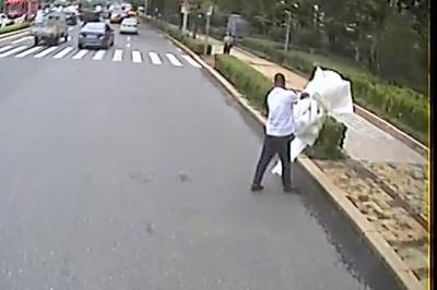 清障、助老……青岛巴士驾驶员善行义举传递城市文明