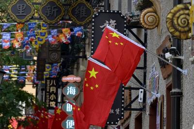 喜迎国庆，青岛历史城区换“红妆”