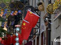 喜迎国庆，青岛历史城区换“红妆”