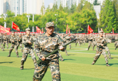 沙场阅兵，战鼓铿锵！中国石油大学（华东）2025级本科生军训工作收官