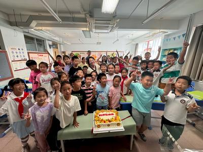 以尊重為禮，青島市實驗小學(xué)學(xué)子向恩師致深情敬意