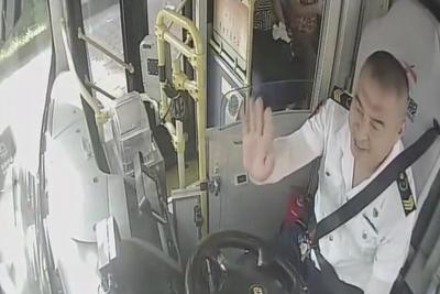 驾驶员礼让，路人温暖回应！青岛街头上演温馨“双向奔赴”