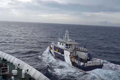 中国海警局新闻发言人就菲公务船侵闯黄岩岛领海发表谈话