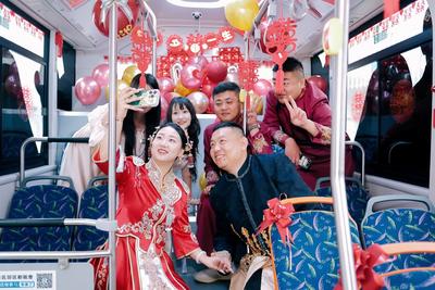 下一站，幸福！青島巴士婚車點亮浪漫清晨