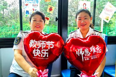 向教师致敬！青岛巴士“教师节”主题车厢驶上街头