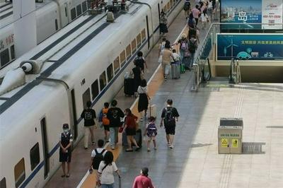 中秋国庆假期，全社会跨区域人员流动量预计将超23亿人次