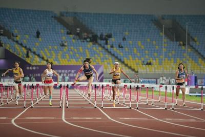 全国田径冠军赛：吴艳妮、徐卓一夺冠