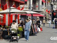 喜迎国庆，青岛历史城区换“红妆”