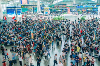 铁路暑运创历史同期新高，累计发送旅客9.43亿人次