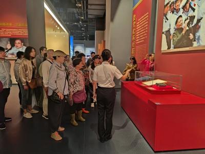 重溫海軍精神，追尋奮斗蹤跡！八大峽街道西鎮(zhèn)社區(qū)開展參觀海軍博物館主題活動