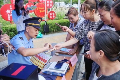 手機可變“砝碼”！青島開展“市場監管在身邊”進社區服務活動