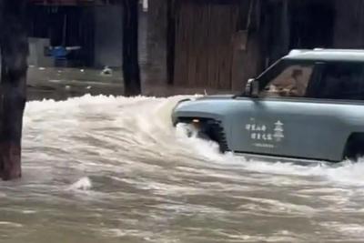 男子台风天开越野车“玩水造浪”？警方通报