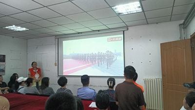 逍遥社区组织全体工作人员集中收看纪念中国人民抗日战争暨世界反法西斯战争胜利80周年大会