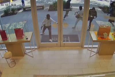 美国加州一珠宝店遭砸抢，百万美元珠宝被抢