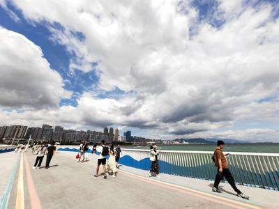 青岛今天晴间多云，市区最高气温29℃，最低气温20℃
