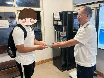 文明窗口展風采！城陽巴士駕駛員拾金守初心，救助見真情