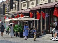 喜迎国庆，青岛历史城区换“红妆”