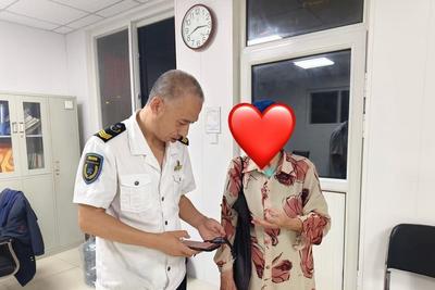 雨夜里，青島巴士駕駛員一句承諾溫暖八旬老人……