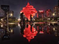 晚风轻拂，雨后五四广场风景如画