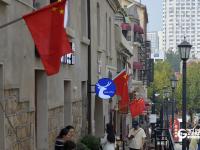 喜迎国庆，青岛历史城区换“红妆”