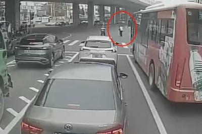 青島巴士司機停車救助摔倒老人，暖心善舉被后車監控完整記錄→