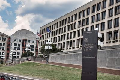 跃升至近四年最高，美国上周26.3万人首次申领失业金