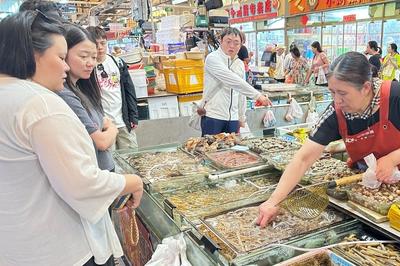 开海后，青岛海鲜市场交易繁忙，市民游客争先“抢鲜”