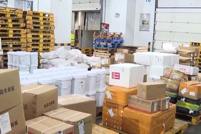 扫码领礼品多人被骗！起底40万份“免费快递”背后的骗局