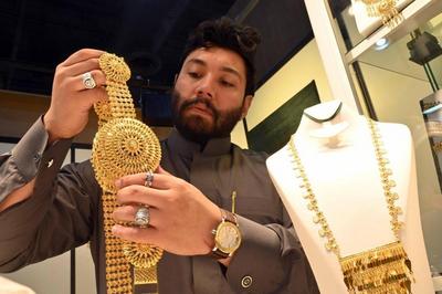 国际现货黄金价格涨破每盎司3800美元