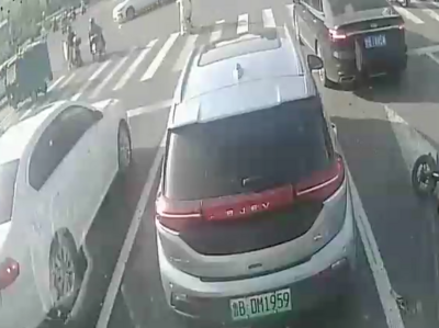 车流中路人骑车摔倒，隧道巴士驾驶员出手相助