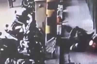 孩子路边踢球绊倒骑车人，责任应该如何划分？