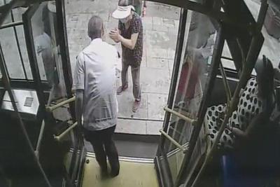 “一搬一扶”彰顯城市溫度！青島8路公交車里上演暖心一幕