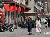 喜迎国庆，青岛历史城区换“红妆”