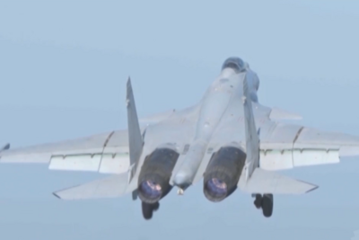 海军三型舰载机成功在福建舰起降！训练细节曝光→