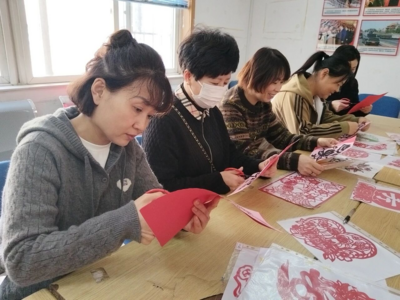 逍遥社区开展“巧手剪纸迎重阳 非遗传承敬老情”新时代文明实践活动   