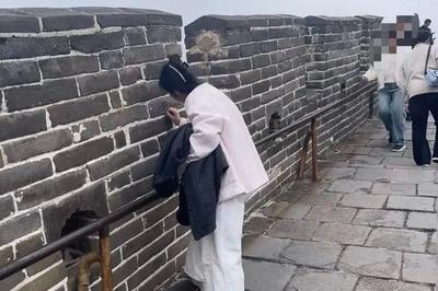 女子在长城刻字劝不住？警方回应：违法行为，会依法处理