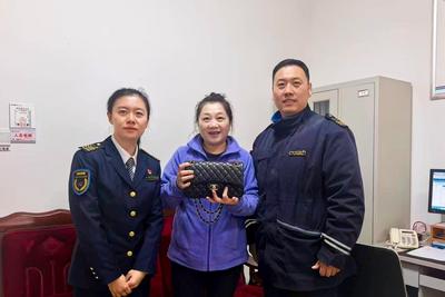 乘客出国前夕丢失重要证件，青岛巴士高效联动完璧归赵