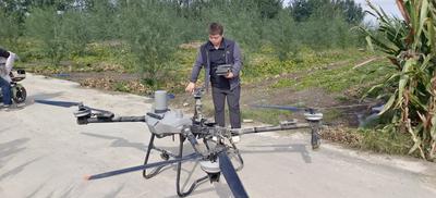 1小时可吊运约两吨玉米，无人机上阵助力“三秋”生产